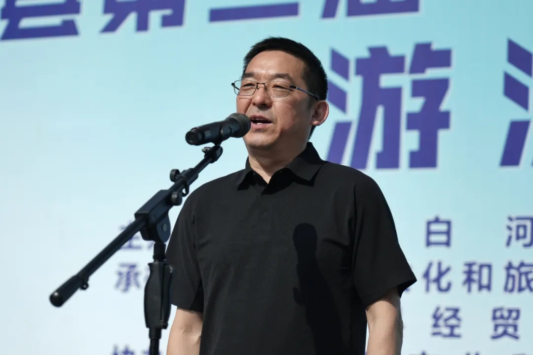 縣人大常委會(huì)主任高福宏宣布比賽開賽